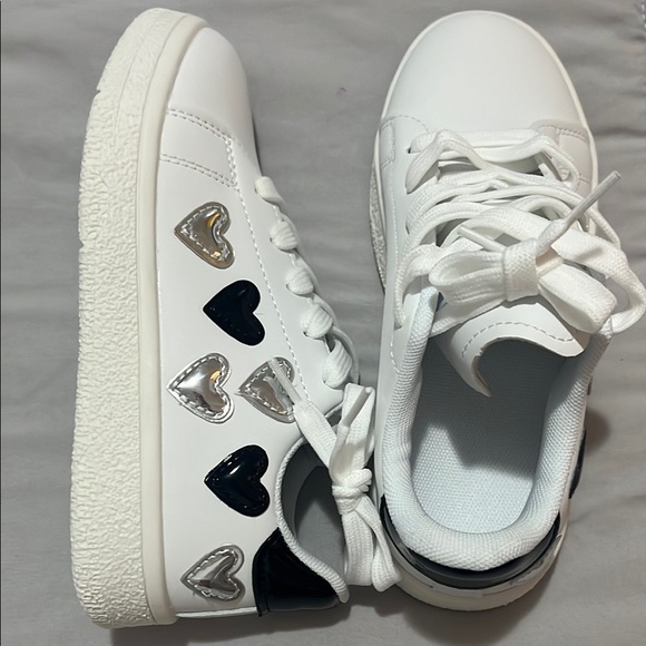 GIRLS SHEIN White and Black Heart Sneakers - Picture 4 of 4